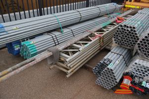 95 · APPROX 6 X ALUMINIUM LADDER BEAMS VARIOUS SIZING UP TO 4M, PLUS 3 X APPROX 4M SCAFFOLDING TUBE (USED, SOME MARKS)