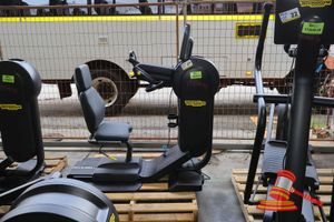 1 X TECHNOGYM EXCITE TOP UPPER BODY ERGOMETER/ARM BIKE, APPROX 1.3M L X 65CM W X 1.45M H, UNTESTED (SOME MARKS), ON A PALLET