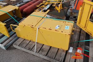 58 · 1 X KOMATSU DOZER D275A, D275AX FENDER COVER LH, P/N: 17M-54-55211, APPROX; 1.3M L X 750MM W X 360MM D, SOME MARKS/RUST, ON A PALLET