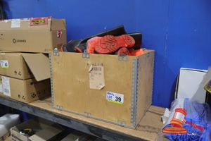39 · BOX OF WET WEATHER CLOTHING INCLUDING STEEL TOE GUMBOOTS SIZE 8 & 11, BISLEY RAIN PANT OVER TROUSER (VARIOUS SIZES)