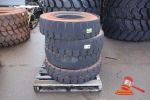 18 · 4 x USED FORKLIFT TYRES, 12.00-20 NHS ON A PALLET (TO SUIT HYSTER 16T)