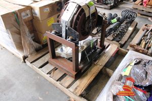 37 · 1x TOYO NANOENERGY VAN 225/70R15C, EDDY CURRENT BREAK ON STEEL STAND, UNTESTED, COMES ON A PALLET 1200mm x 120mm ( OLS7131785 )