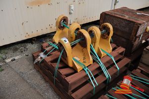 66 · 3 X CATERPILLAR BRACKET ASSEMBLY, CAT P/N: 148-6786, APPROX 420MM W X 370MM D X 420MM H(SOME MARKS / SURFACE RUST), ON A PALLET