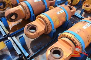 15 · 1 X KOMATSU 930E-5 OEM REAR SUSPENSION CYLINDERS, MATERIAL #: EM8844RM