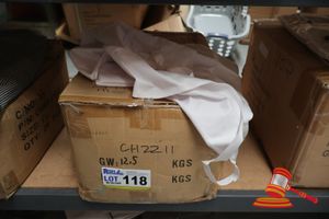 118 · BOX OF 1/2 WHITE CHEFS APRONS