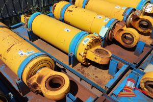 55 · 1 X KOMATSU 930E-5 OEM HOIST CYLINDERS, MATERIAL #: EM8376RM 11100 HRS
