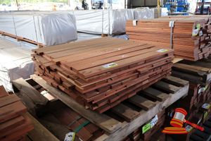 109 · PACK OF JARRAH DECKING, FEATURE, 086 x 019, 108LM, 9.82M2 WITH 9.5mm GAP (PACK NO: 320026178) TRANSPORT DIMS PACK SIZE L900 x W520 x H450,