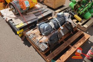 1 X Sew Eurodrive Gearmotor With Reducer, Model: Hk60 Dre132m4be11/Dh, Sn:01.18590485201.0001.13, 50hz, 220-420v, 5.5kw, On A Pallet, (B8997108), (Po 81953962/40, Plant# 1002)
