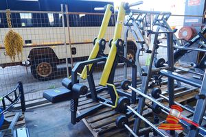 10 · 1 X LAT PULLDOWN MACHINE, BLACK AND YELLOW FRAME, WITH SEAT AND KNEE PADS (SOME MARKS), ON A PALLET