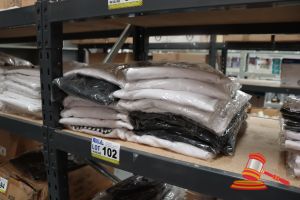 102 · BUNDLE OF WHITE AND BLACK CHEFS POLO, 3XL