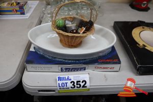 352 · BUNDLE WITH SERVING TRAYS AND CANDLES