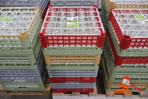 30 · 4 X GLASS DISHWASHER TRAYS WITH APPROX 100 X WINE GLASS (H175MM)