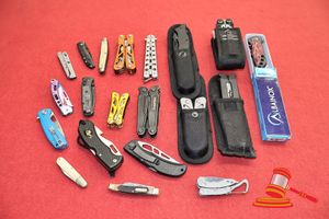 35 · 20 X ASSORTED MULTIPURPOSE TOOLS AND POCKET KNIVES