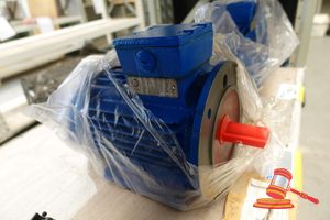 393 · 1 X B&L 3-PHASE INDUCTION MOTOR, TYPE: YS90L-2, 2.2KW, 415V, 2800R/MIN, UNTESTED