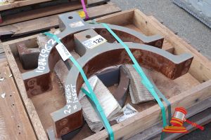 129 · 1 X SET (2 PC) LIEBHERR STEEL CASTING, FORK / YOKE STYLE, LIEBHERR P/N:9768623, SUIT LIEBHERR EQUIPMENT, ON A PALLET