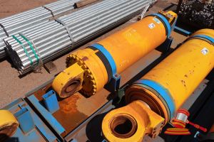 37 · 1 X KOMATSU 930E-5 OEM HOIST CYLINDERS, MATERIAL #: EM8376RM 12025 HRS