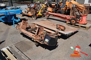 43 · DHOLLANDIA TAIL LIFT PLATFORM, RUST, WEAR TO SURFACES, HYDRAULIC LINES, APPROX; 2.1M L X 1.9M W X 390MM H, 1000KG CAPACITY, ON A PALLET