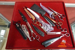APPROX 12 X HAIRDRESSING SCISSORS, RAZORS AND ACCESSORIES VARIOUS STYLES ( SOME MARKS)