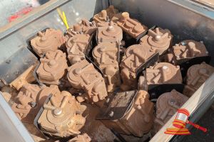 21 · APPROX 18 X KNORR NEW YORK AIR BRAKE COMPANY VALVES, TYPE DB20, P/N INCLUDES 779049, SUIT LOCOMOTIVES, DUST AND SURFACE CORROSION PRESENT, IN METAL CRATE