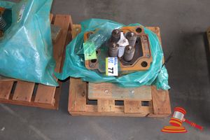 77 · 1 X CYLINDER HEAD ASSEMBLY, WITH VALVES AND SPRINGS, P/N:11342577-002, (SOME RUST / SURFACE CORROSION), POSS INCOMPLETE, APPROX; 340MM L X 250MM W X 290MM H, ON WOODEN PALLET (PO; 100466766040077488)