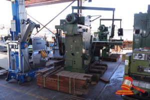 12 · 1 X TOS KURIM UNIVERSAL MILLING MACHINE, MODEL: FGS 50/63, SN:14349, 1988, SOME MARKS,( UNTESTED), APPROX; 1.8M D X 2.1M W X 2.5M H, ON A PALLET