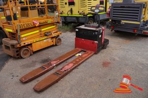 1 X Raymond Electric Pallet Jack, Model: 12epzb525sc, Sn:W11432 Max Capacity 2727kg, 24v (Some Marks)No Key