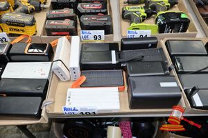 101 · 10 X PORTABLE POWER BANKS, VARIOUS BRANDS AND POWER . INCLUDING: CYGNETT, UNTESTED (SOME MARKS)