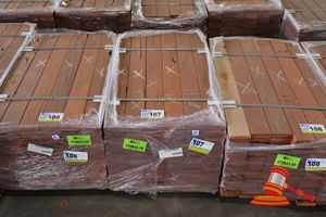 107 · PACK OF JARRAH DECKING 86 x 19 x 900mm, FEATURE, 108LM, PACK# 320028684, TRANSPORT DIMS - L 900 x H 450 x W 500.