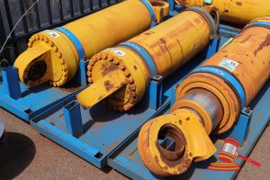 51 · 1 X KOMATSU 930E-5 OEM HOIST CYLINDERS, MATERIAL #: EM8376RM 27000 HRS