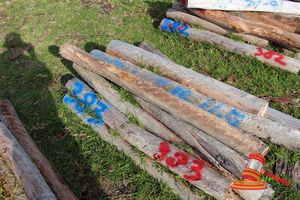 383 · BUNDLE OF 16 X JARRAH FENCE POSTS LOGS, 1.5 M LONG, 125 mm DIAMETER
