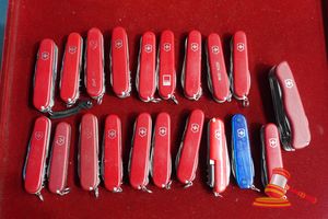 36 · 20 X ASSORTED SWISS/VICTORNOX POCKETKNIVES