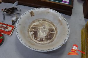 61 · 1 X COMMEMORATIVE PLATE, COUPLING IN THE TRENCHES, WORLD WAR I THEME, CERAMIC WITH SEPIA PRINT (SOME MARKS)
