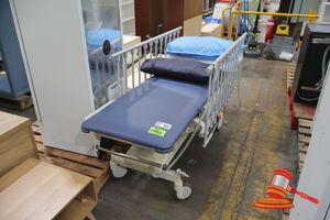 1 X HOWARD WRIGHT EXAMINATION TABLE, MODEL: M7 EXAMINATION, CLASS 1 EQUIPMENT, IV POLE, 02 CARRIER (SOME MARKS)(UNTESTED)