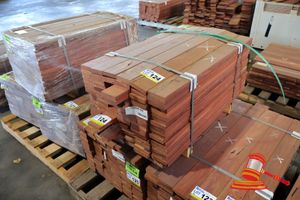 124 · PACK OF JARRAH DECKING, FEATURE, 108 LM 086 x 019, 9.82M2 WITH 9.5mm GAP (PACK NO: 320026163) TRANSPORT DIMS PACK SIZE L900 x W520 x H450,
