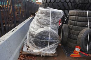 28 · 10x LANDCRUISER TYRES, BRIDGESTONE DUELER, 225/95 R16 ON PALLET. ( OLS7121074 )