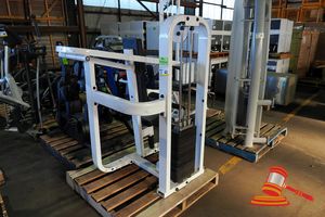 43 · 1 X BODY SOLID SHOULDER PRESS MACHINE, WEIGHT STACK 20 PLATES, ON A PALLET (SOME MARKS)