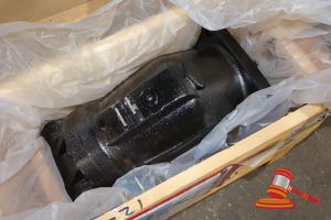 1 X Caterpillar Hydraulic Motor, P/N 498-9582-02, Sn 1676 1548(Some Marks), In A Crate