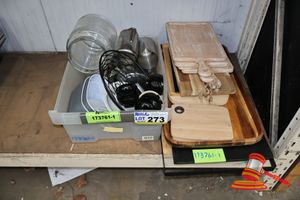 1 X PLASTIC STORAGE BIN CONTAINING: VARIOUS BOWLS, MILK JUGS, BASKETS, GLASS JAR AND QTY OF ASSORTED WOODEN TRAYS, CUTTING BOARDS (VARIOUS SIZES)