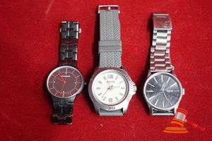 3 X WATCHES, INCLUDES: CURREN, REACTION KENNETH COLE, NIXON (SOME MARKS ) AUTHENTICITY UNVERIFIED