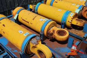 54 · 1 X KOMATSU 930E-5 OEM HOIST CYLINDERS, MATERIAL #: EM8376RM 34900 HRS