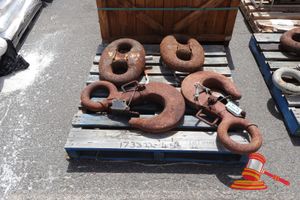 166 · 2 x PALLET WITH BOW SHACKEL, LARGE HOOKS APPROX 4, APPROX 4 x KENTER LINK SHACKEL