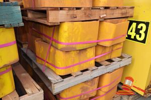 48 · 24 X LINER 400X400X250 SQR TOPDECK BEAM, L 120 X W 120 X H 70 (CM) YELLOW POLYURETHANE, STACKED ON PALLET (SOME MARKS), (B2572517)