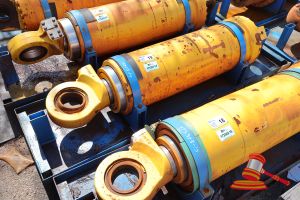 19 · 1 X KOMATSU 930E-5 OEM HOIST CYLINDERS, MATERIAL #: EM8376RM