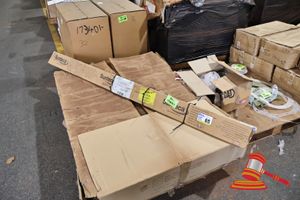 65 · 1 X NSK BALL SCREW, PART NO: RS2010A20, APPROX; 2M L, 1 X PAIR OF GREY SUNTECA BLINDS, POSS INCOMPLETE, APPROX; 2M L, BOXED