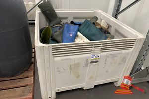 1 X Nally Tub Of Assorted Pairs Of Used Rubber Gumboots. Includes Dunlop Purofoot, Bekina Steplitex, Bata Industrials. Assorted Sizes And Condition. Includes Nally Tub