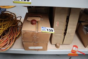 139 · BUNDLE OF ASSORTED WOODEN DOOR HANDLES/DOOR KNOBS