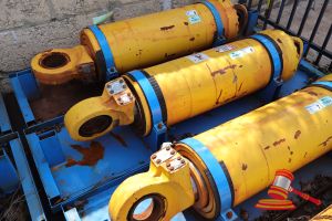 8 · REMAN HYDRAULIC CYLINDER, YELLOW, MOUNTED ON BLUE PALLET (SOME MARKS, USED CONDITION) P/N EM8376