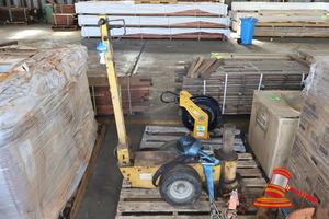1 X Pneumatic Jack, 80 Tonne Capacity, Model: L08 Tms, Includes: Shackels, Hydraulic Ram Extension With Handle (Some Rust / Weathering), On A Pallet