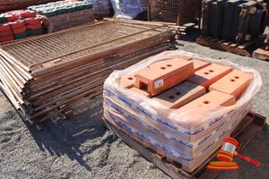 61 · APPROX 23 TEMPORARY FENCING PANELS APPROX 2400 X 1800MM AND A PALLET OF BASES
