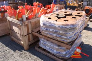 63 · CRATE WITH PLASTIC BOLLARDS AND 2 PALLETS OF WEIGHTED BASES